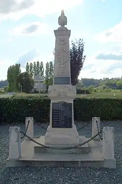 Le monument aux morts au carrefour des RD15 et RD230 (mars&nbsp;2012)