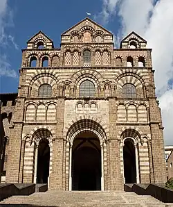 Photographie couleur de la façade d'une cathédrale romane.