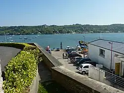 La cale du Passage au Relecq-Kerhuon et à l'arrière-plan, le Passage côté Plougastel-Daoulas.