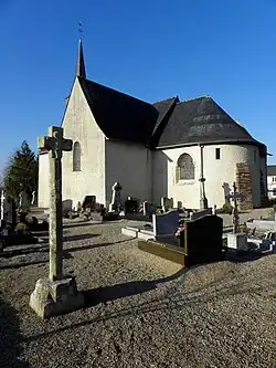 Croix devant l'église Saint-Melaine de Moigné