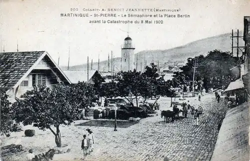 Le hangar de la compagnie Girard et le phare-sémaphore vus du sud de la place Bertin.