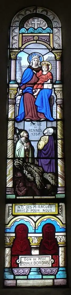 Une photo d'un vitrail de la chapelle Notre-Dame de Beauvais au Theil-de-Bretagne. En haut du vitrail, une Vierge à l'Enfant pointe son index droit vers le sol. Face à elle, des soldats remarquent son geste. Dans son dos sont représentés les murailles de la ville. Sous les soldats, dans l'ombre, un homme portant un casque militaire creuse une galerie avec une pioche. Le vitrail porte les inscriptions « siège de Rennes 1357 » et « N.D. des Miracles, priez pour nous ».