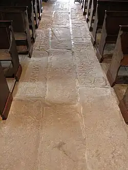 Pierres tombales du sol de la nef.