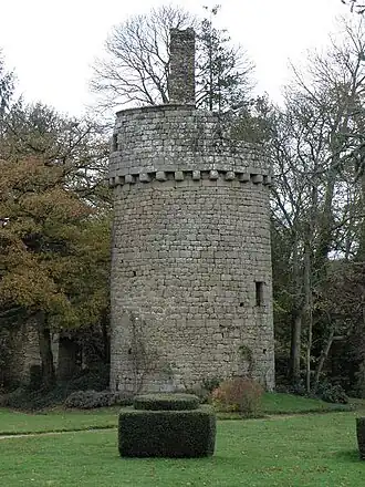 Le donjon ruiné du château du Tiercent (XVe&nbsp;siècle).