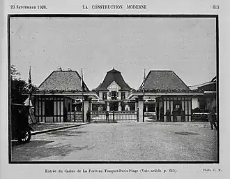 L'entrée sur la place de l'Hermitage.