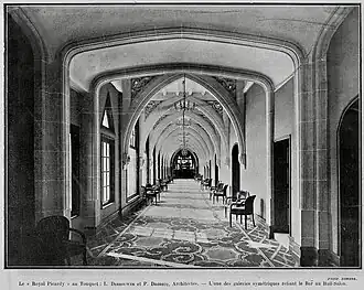 Liaison du bar au hall-salon.