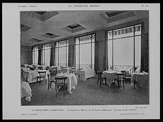 La salle de restaurant avec vue sur la mer.