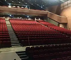 La salle de spectacle et de congrès Maurice-Ravel vue de la scène.