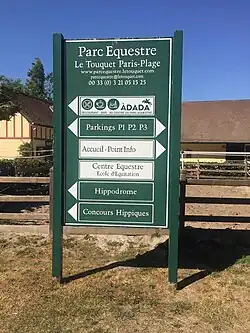 Un panneau de signalisation.