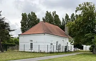 Le bâtiment de service.