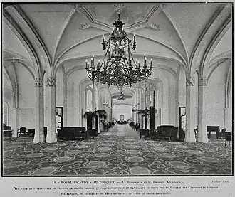 La galerie des comptoirs de réception.