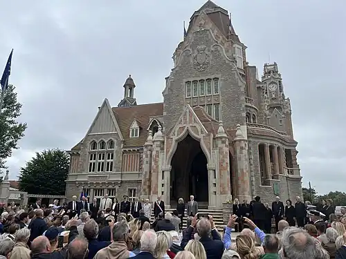 Les personnalités et la foule sur le parvis.