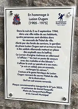La plaque en hommage à Lucien Ougen.