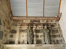 Le Tréhou : église paroissiale Sainte-Pitère, deux statues de la costale est du porche : saint Matthieu et le Christ