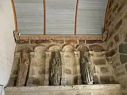 Le Tréhou : église paroissiale Sainte-Pitère, trois statues d'apôtres dans le porche : saint Pierre, saint André et saint Jean.