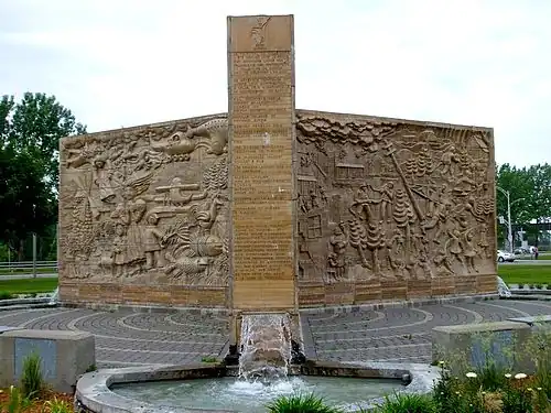 Le Trimural du millénaire, énorme sculpture fontaine formée de trois murales en forme de Y, et sculptée sur six cotés, réalisé par Roger Langevin. Érigé en l'an 2000 à l'est du parc Beauséjour de Rimouski, Québec, Canada.