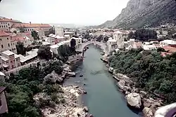 Vue lointaine du Vieux Pont de Mostar au-dessus du fleuve Neretva