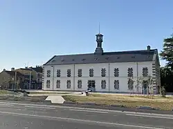 Bâtiment 100 de l'Arsenal devenu Maison des Associations.