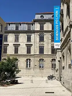 Rue du Professeur-Charles-Appleton avec le bâtiment pédagogique à droite.