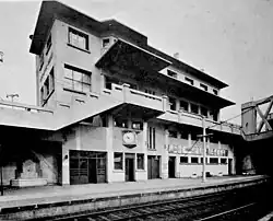 Le bâtiment voyageurs depuis les quais, vers 1936.