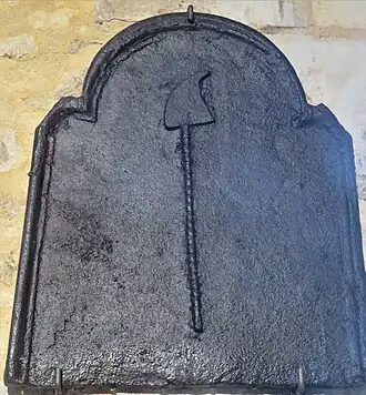 Plaque de cheminée avec bonnet phrygien et pique enrubannée.