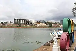 Le bord du lac municipal.