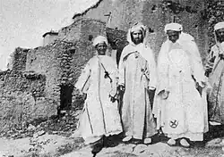 Le caïd Addi Ou Ahmed (avec la croix) devant sa maison (Kerdous, 1934)