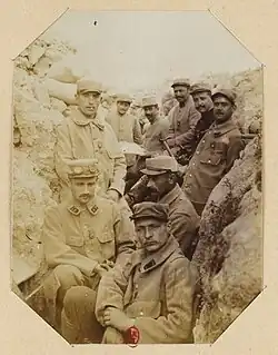 Soldats d'une compagnie du 1er génie autour du capitaine André Bérard dans une tranchée, 1915.