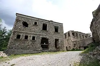 Le casernement du réduit de Roche-la-Croix, datant du système Séré de Rivières.