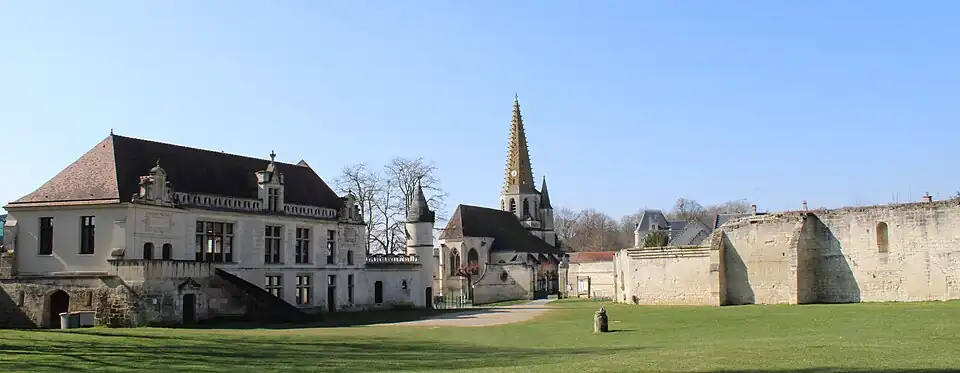 Vue du logis seigneurial et de l'église.