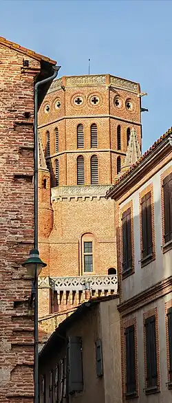 Le clocher de la Cathédrale depuis les ruelles de la vieille ville