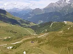 Vue depuis le col du Joly au sud du vallon du nant Rouge avec le télésiège de Jonction reliant le Signal (à droite) aux Besoëns (à gauche) via le fond du vallon (au centre).