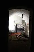 Le deuxième puits du monte-charges du magasin sous roc du fort.