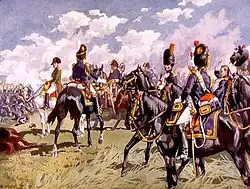 Napoléon à gauche de l'image, avec derrière lui et en train de lui parler un officier à cheval de dos, coiffé d'un bonnet à poils noirs et vêtu d'une veste bleue, avec au centre et à droite des cavaliers habillés de même.