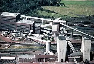Vue aérienne de la fosse Barrois (au premier plan) et de son lavoir (en arrière-plan).