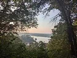 Vue du lac de Virelles depuis le bois de Blaimont.