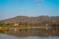 Le lac municipal de Dschang sous un jour ensoleillé