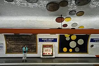 La station Pont-Neuf décorée sur le thème de la Monnaie de Paris.