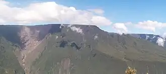 Vue du Morne Langevin depuis le belvédère de la forêt de Notre-Dame de la Paix.