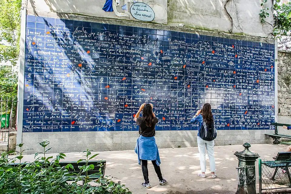 Le Mur des je t'aime reproduit 311 « je t'aime » en 250 langues.