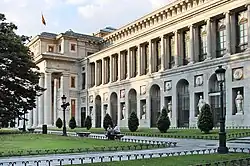 photo d'un monument à colonnades entouré de pelouses