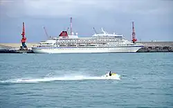 Le paquebot de croisière Royal Viking Sun au large du port de La Pallice.