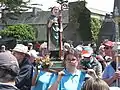 La statue de St Gidas est portée durant la procession.