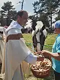 En final, du pain est béni et porté aux chevaux.