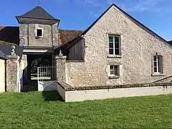 Le pigeonnier et le fruitier.