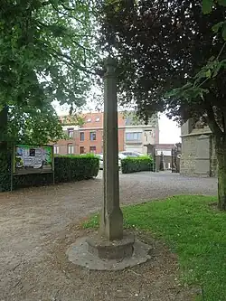 Pilori de Grandmetz dans le parc de l'église