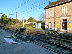 Le platelage posé entre les voies.