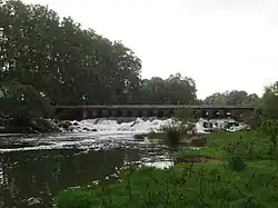 le pont submersible sur le Vidourle entre Aubais (30) et Villetelle (34) vu de l'aval
