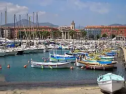 Quelques pointus dans le port de plaisance