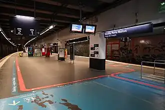 Le quai central de la gare du RER C.